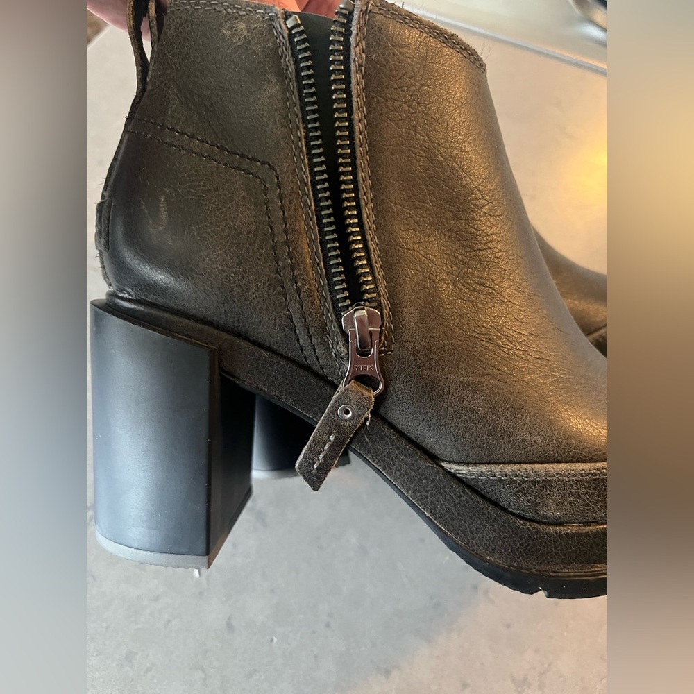 Sorel Blake Bootie Quarry Grey Ankle Boots Size 7.5.  Excellent condition.